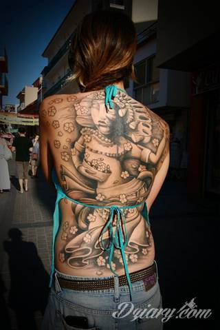 Erotyczne i intymne tatuaże przyciągające uwagę to zarówno symboliczne niewielkie grafiki jak i rozbudowane obrazy ulokowane pod piersiami, na udach czy w miejscach intymnych. Seksowne tatuaże nie muszą się jednak ograniczać wyłącznie do tych lokalizacji. 