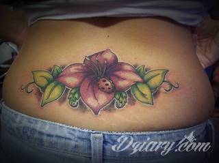 Erotyczne i intymne tatuaże przyciągające uwagę to zarówno symboliczne niewielkie grafiki jak i rozbudowane obrazy ulokowane pod piersiami, na udach czy w miejscach intymnych. Seksowne tatuaże nie muszą się jednak ograniczać wyłącznie do tych lokalizacji. 