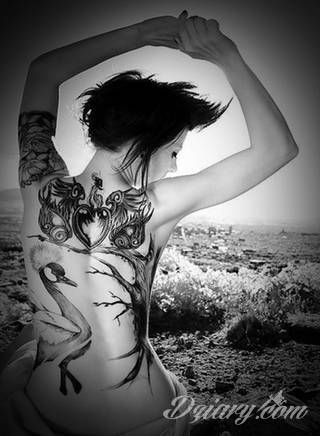 Erotyczne i intymne tatuaże przyciągające uwagę to zarówno symboliczne niewielkie grafiki jak i rozbudowane obrazy ulokowane pod piersiami, na udach czy w miejscach intymnych. Seksowne tatuaże nie muszą się jednak ograniczać wyłącznie do tych lokalizacji. 