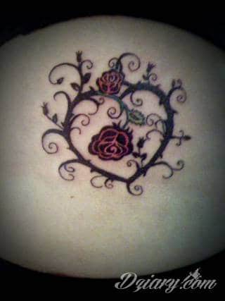 Erotyczne i intymne tatuaże przyciągające uwagę to zarówno symboliczne niewielkie grafiki jak i rozbudowane obrazy ulokowane pod piersiami, na udach czy w miejscach intymnych. Seksowne tatuaże nie muszą się jednak ograniczać wyłącznie do tych lokalizacji. 