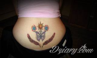 Erotyczne i intymne tatuaże przyciągające uwagę to zarówno symboliczne niewielkie grafiki jak i rozbudowane obrazy ulokowane pod piersiami, na udach czy w miejscach intymnych. Seksowne tatuaże nie muszą się jednak ograniczać wyłącznie do tych lokalizacji. 