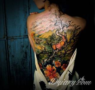 Erotyczne i intymne tatuaże przyciągające uwagę to zarówno symboliczne niewielkie grafiki jak i rozbudowane obrazy ulokowane pod piersiami, na udach czy w miejscach intymnych. Seksowne tatuaże nie muszą się jednak ograniczać wyłącznie do tych lokalizacji. 