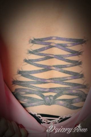 Erotyczne i intymne tatuaże przyciągające uwagę to zarówno symboliczne niewielkie grafiki jak i rozbudowane obrazy ulokowane pod piersiami, na udach czy w miejscach intymnych. Seksowne tatuaże nie muszą się jednak ograniczać wyłącznie do tych lokalizacji. 