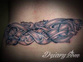 Erotyczne i intymne tatuaże przyciągające uwagę to zarówno symboliczne niewielkie grafiki jak i rozbudowane obrazy ulokowane pod piersiami, na udach czy w miejscach intymnych. Seksowne tatuaże nie muszą się jednak ograniczać wyłącznie do tych lokalizacji. 