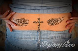 Erotyczne i intymne tatuaże przyciągające uwagę to zarówno symboliczne niewielkie grafiki jak i rozbudowane obrazy ulokowane pod piersiami, na udach czy w miejscach intymnych. Seksowne tatuaże nie muszą się jednak ograniczać wyłącznie do tych lokalizacji. 