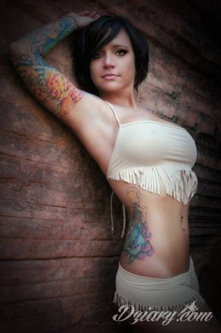 Erotyczne i intymne tatuaże przyciągające uwagę to zarówno symboliczne niewielkie grafiki jak i rozbudowane obrazy ulokowane pod piersiami, na udach czy w miejscach intymnych. Seksowne tatuaże nie muszą się jednak ograniczać wyłącznie do tych lokalizacji. 