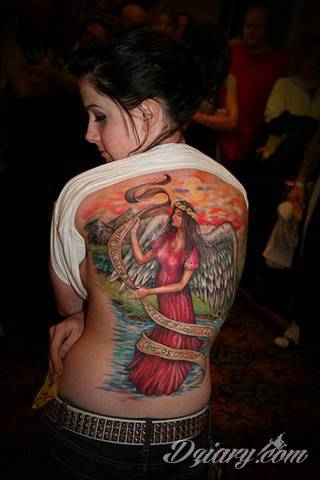 Erotyczne i intymne tatuaże przyciągające uwagę to zarówno symboliczne niewielkie grafiki jak i rozbudowane obrazy ulokowane pod piersiami, na udach czy w miejscach intymnych. Seksowne tatuaże nie muszą się jednak ograniczać wyłącznie do tych lokalizacji. 