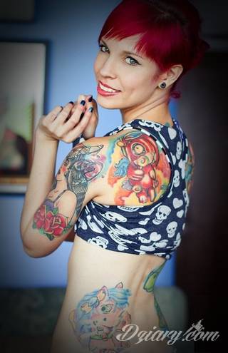 Erotyczne i intymne tatuaże przyciągające uwagę to zarówno symboliczne niewielkie grafiki jak i rozbudowane obrazy ulokowane pod piersiami, na udach czy w miejscach intymnych. Seksowne tatuaże nie muszą się jednak ograniczać wyłącznie do tych lokalizacji. 