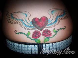 Erotyczne i intymne tatuaże przyciągające uwagę to zarówno symboliczne niewielkie grafiki jak i rozbudowane obrazy ulokowane pod piersiami, na udach czy w miejscach intymnych. Seksowne tatuaże nie muszą się jednak ograniczać wyłącznie do tych lokalizacji. 