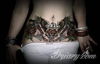 Erotyczne i intymne tatuaże przyciągające uwagę to zarówno symboliczne niewielkie grafiki jak i rozbudowane obrazy ulokowane pod piersiami, na udach czy w miejscach intymnych. Seksowne tatuaże nie muszą się jednak ograniczać wyłącznie do tych lokalizacji. 