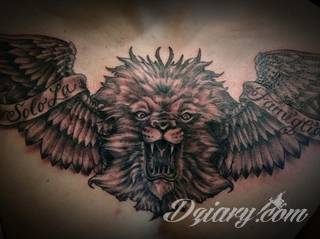 Erotyczne i intymne tatuaże przyciągające uwagę to zarówno symboliczne niewielkie grafiki jak i rozbudowane obrazy ulokowane pod piersiami, na udach czy w miejscach intymnych. Seksowne tatuaże nie muszą się jednak ograniczać wyłącznie do tych lokalizacji. 