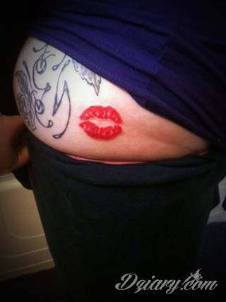 Erotyczne i intymne tatuaże przyciągające uwagę to zarówno symboliczne niewielkie grafiki jak i rozbudowane obrazy ulokowane pod piersiami, na udach czy w miejscach intymnych. Seksowne tatuaże nie muszą się jednak ograniczać wyłącznie do tych lokalizacji. 