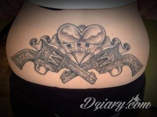 Erotyczne i intymne tatuaże przyciągające uwagę to zarówno symboliczne niewielkie grafiki jak i rozbudowane obrazy ulokowane pod piersiami, na udach czy w miejscach intymnych. Seksowne tatuaże nie muszą się jednak ograniczać wyłącznie do tych lokalizacji. 