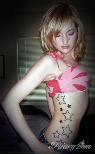 Erotyczne i intymne tatuaże przyciągające uwagę to zarówno symboliczne niewielkie grafiki jak i rozbudowane obrazy ulokowane pod piersiami, na udach czy w miejscach intymnych. Seksowne tatuaże nie muszą się jednak ograniczać wyłącznie do tych lokalizacji. 