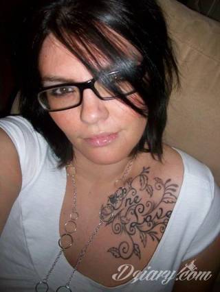 Erotyczne i intymne tatuaże przyciągające uwagę to zarówno symboliczne niewielkie grafiki jak i rozbudowane obrazy ulokowane pod piersiami, na udach czy w miejscach intymnych. Seksowne tatuaże nie muszą się jednak ograniczać wyłącznie do tych lokalizacji. 