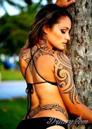 Erotyczne i intymne tatuaże przyciągające uwagę to zarówno symboliczne niewielkie grafiki jak i rozbudowane obrazy ulokowane pod piersiami, na udach czy w miejscach intymnych. Seksowne tatuaże nie muszą się jednak ograniczać wyłącznie do tych lokalizacji. 