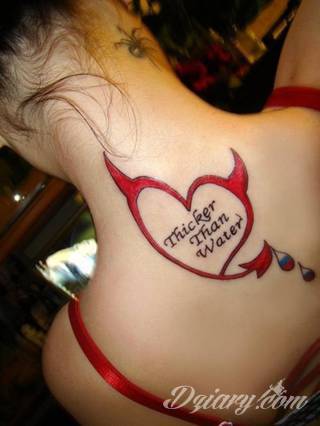 Erotyczne i intymne tatuaże przyciągające uwagę to zarówno symboliczne niewielkie grafiki jak i rozbudowane obrazy ulokowane pod piersiami, na udach czy w miejscach intymnych. Seksowne tatuaże nie muszą się jednak ograniczać wyłącznie do tych lokalizacji. 