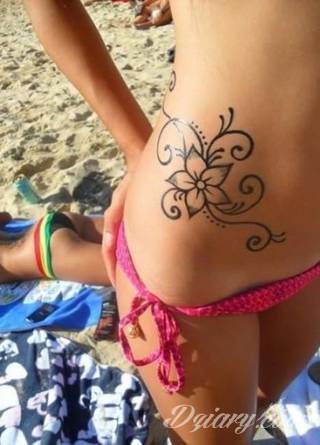 Erotyczne i intymne tatuaże przyciągające uwagę to zarówno symboliczne niewielkie grafiki jak i rozbudowane obrazy ulokowane pod piersiami, na udach czy w miejscach intymnych. Seksowne tatuaże nie muszą się jednak ograniczać wyłącznie do tych lokalizacji. 