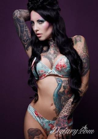 Erotyczne i intymne tatuaże przyciągające uwagę to zarówno symboliczne niewielkie grafiki jak i rozbudowane obrazy ulokowane pod piersiami, na udach czy w miejscach intymnych. Seksowne tatuaże nie muszą się jednak ograniczać wyłącznie do tych lokalizacji. 