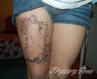 Erotyczne i intymne tatuaże przyciągające uwagę to zarówno symboliczne niewielkie grafiki jak i rozbudowane obrazy ulokowane pod piersiami, na udach czy w miejscach intymnych. Seksowne tatuaże nie muszą się jednak ograniczać wyłącznie do tych lokalizacji. 