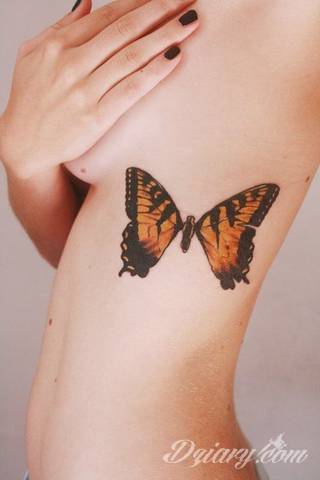 Erotyczne i intymne tatuaże przyciągające uwagę to zarówno symboliczne niewielkie grafiki jak i rozbudowane obrazy ulokowane pod piersiami, na udach czy w miejscach intymnych. Seksowne tatuaże nie muszą się jednak ograniczać wyłącznie do tych lokalizacji. 