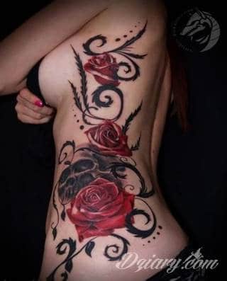 Erotyczne i intymne tatuaże przyciągające uwagę to zarówno symboliczne niewielkie grafiki jak i rozbudowane obrazy ulokowane pod piersiami, na udach czy w miejscach intymnych. Seksowne tatuaże nie muszą się jednak ograniczać wyłącznie do tych lokalizacji. 