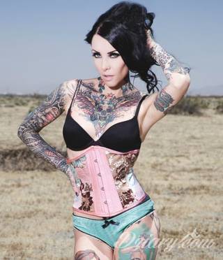 Erotyczne i intymne tatuaże przyciągające uwagę to zarówno symboliczne niewielkie grafiki jak i rozbudowane obrazy ulokowane pod piersiami, na udach czy w miejscach intymnych. Seksowne tatuaże nie muszą się jednak ograniczać wyłącznie do tych lokalizacji. 