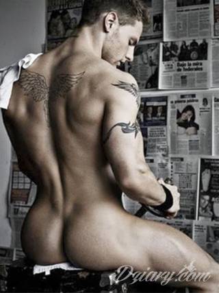 Erotyczne i intymne tatuaże przyciągające uwagę to zarówno symboliczne niewielkie grafiki jak i rozbudowane obrazy ulokowane pod piersiami, na udach czy w miejscach intymnych. Seksowne tatuaże nie muszą się jednak ograniczać wyłącznie do tych lokalizacji. 