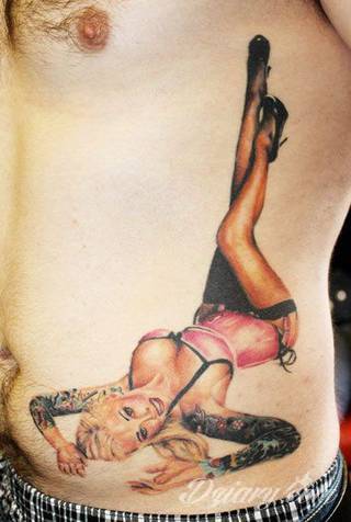 Erotyczne i intymne tatuaże przyciągające uwagę to zarówno symboliczne niewielkie grafiki jak i rozbudowane obrazy ulokowane pod piersiami, na udach czy w miejscach intymnych. Seksowne tatuaże nie muszą się jednak ograniczać wyłącznie do tych lokalizacji. 