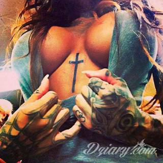 Erotyczne i intymne tatuaże przyciągające uwagę to zarówno symboliczne niewielkie grafiki jak i rozbudowane obrazy ulokowane pod piersiami, na udach czy w miejscach intymnych. Seksowne tatuaże nie muszą się jednak ograniczać wyłącznie do tych lokalizacji. 