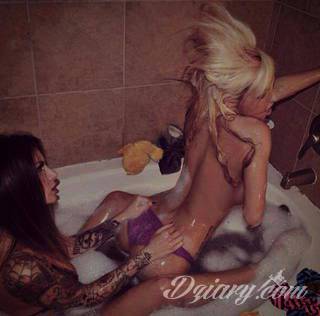 Erotyczne i intymne tatuaże przyciągające uwagę to zarówno symboliczne niewielkie grafiki jak i rozbudowane obrazy ulokowane pod piersiami, na udach czy w miejscach intymnych. Seksowne tatuaże nie muszą się jednak ograniczać wyłącznie do tych lokalizacji. 