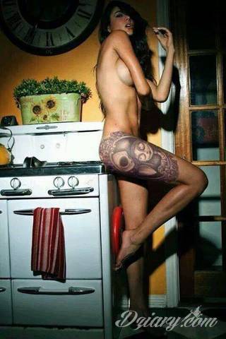 Erotyczne i intymne tatuaże przyciągające uwagę to zarówno symboliczne niewielkie grafiki jak i rozbudowane obrazy ulokowane pod piersiami, na udach czy w miejscach intymnych. Seksowne tatuaże nie muszą się jednak ograniczać wyłącznie do tych lokalizacji. 