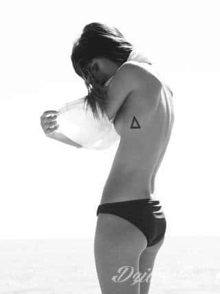 Erotyczne i intymne tatuaże przyciągające uwagę to zarówno symboliczne niewielkie grafiki jak i rozbudowane obrazy ulokowane pod piersiami, na udach czy w miejscach intymnych. Seksowne tatuaże nie muszą się jednak ograniczać wyłącznie do tych lokalizacji. 
