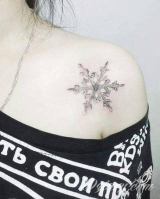 Erotyczne i intymne tatuaże przyciągające uwagę to zarówno symboliczne niewielkie grafiki jak i rozbudowane obrazy ulokowane pod piersiami, na udach czy w miejscach intymnych. Seksowne tatuaże nie muszą się jednak ograniczać wyłącznie do tych lokalizacji. 