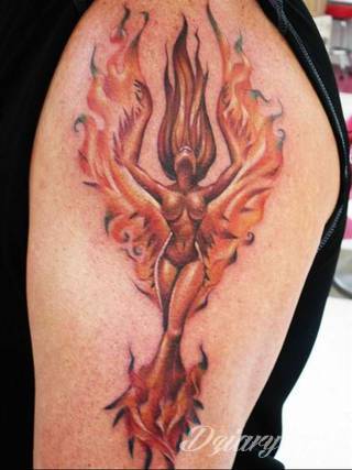 Erotyczne i intymne tatuaże przyciągające uwagę to zarówno symboliczne niewielkie grafiki jak i rozbudowane obrazy ulokowane pod piersiami, na udach czy w miejscach intymnych. Seksowne tatuaże nie muszą się jednak ograniczać wyłącznie do tych lokalizacji. 