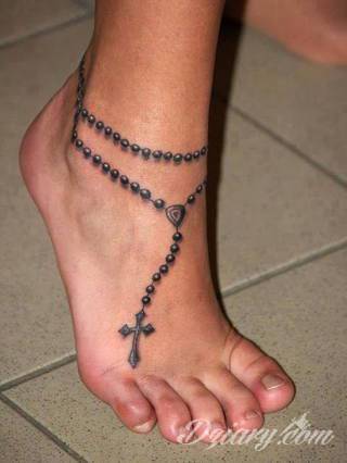 Erotyczne i intymne tatuaże przyciągające uwagę to zarówno symboliczne niewielkie grafiki jak i rozbudowane obrazy ulokowane pod piersiami, na udach czy w miejscach intymnych. Seksowne tatuaże nie muszą się jednak ograniczać wyłącznie do tych lokalizacji. 