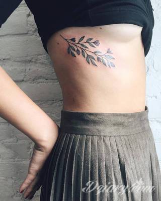 Erotyczne i intymne tatuaże przyciągające uwagę to zarówno symboliczne niewielkie grafiki jak i rozbudowane obrazy ulokowane pod piersiami, na udach czy w miejscach intymnych. Seksowne tatuaże nie muszą się jednak ograniczać wyłącznie do tych lokalizacji. 