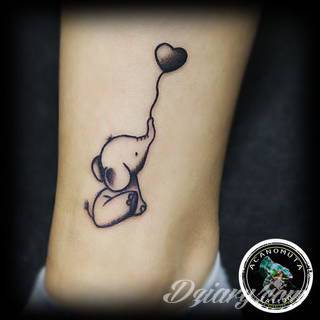 Erotyczne i intymne tatuaże przyciągające uwagę to zarówno symboliczne niewielkie grafiki jak i rozbudowane obrazy ulokowane pod piersiami, na udach czy w miejscach intymnych. Seksowne tatuaże nie muszą się jednak ograniczać wyłącznie do tych lokalizacji. 