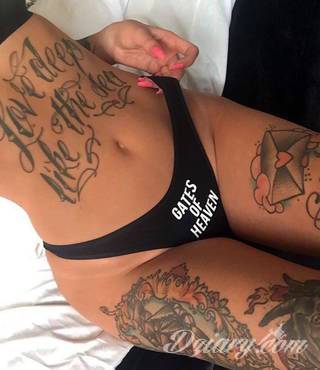 Erotyczne i intymne tatuaże przyciągające uwagę to zarówno symboliczne niewielkie grafiki jak i rozbudowane obrazy ulokowane pod piersiami, na udach czy w miejscach intymnych. Seksowne tatuaże nie muszą się jednak ograniczać wyłącznie do tych lokalizacji. 