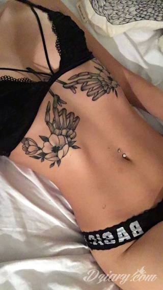 Erotyczne i intymne tatuaże przyciągające uwagę to zarówno symboliczne niewielkie grafiki jak i rozbudowane obrazy ulokowane pod piersiami, na udach czy w miejscach intymnych. Seksowne tatuaże nie muszą się jednak ograniczać wyłącznie do tych lokalizacji. 