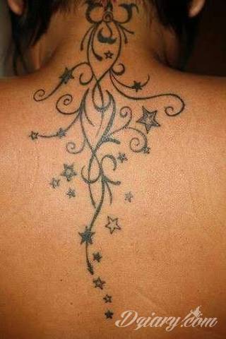 Erotyczne i intymne tatuaże przyciągające uwagę to zarówno symboliczne niewielkie grafiki jak i rozbudowane obrazy ulokowane pod piersiami, na udach czy w miejscach intymnych. Seksowne tatuaże nie muszą się jednak ograniczać wyłącznie do tych lokalizacji. 