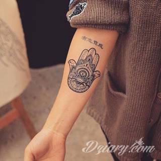 Erotyczne i intymne tatuaże przyciągające uwagę to zarówno symboliczne niewielkie grafiki jak i rozbudowane obrazy ulokowane pod piersiami, na udach czy w miejscach intymnych. Seksowne tatuaże nie muszą się jednak ograniczać wyłącznie do tych lokalizacji. 