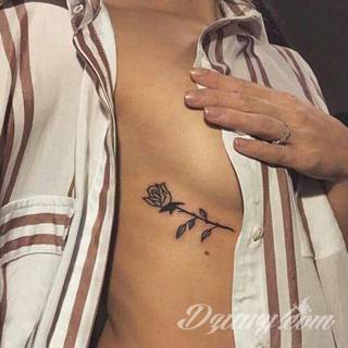 Erotyczne i intymne tatuaże przyciągające uwagę to zarówno symboliczne niewielkie grafiki jak i rozbudowane obrazy ulokowane pod piersiami, na udach czy w miejscach intymnych. Seksowne tatuaże nie muszą się jednak ograniczać wyłącznie do tych lokalizacji. 