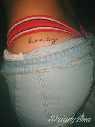 Erotyczne i intymne tatuaże przyciągające uwagę to zarówno symboliczne niewielkie grafiki jak i rozbudowane obrazy ulokowane pod piersiami, na udach czy w miejscach intymnych. Seksowne tatuaże nie muszą się jednak ograniczać wyłącznie do tych lokalizacji. 