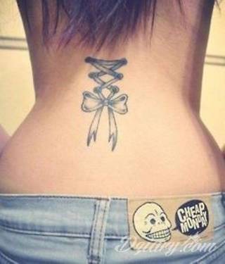 Erotyczne i intymne tatuaże przyciągające uwagę to zarówno symboliczne niewielkie grafiki jak i rozbudowane obrazy ulokowane pod piersiami, na udach czy w miejscach intymnych. Seksowne tatuaże nie muszą się jednak ograniczać wyłącznie do tych lokalizacji. 