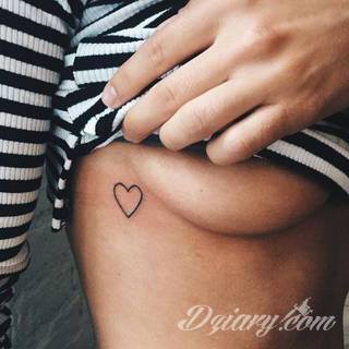 Erotyczne i intymne tatuaże przyciągające uwagę to zarówno symboliczne niewielkie grafiki jak i rozbudowane obrazy ulokowane pod piersiami, na udach czy w miejscach intymnych. Seksowne tatuaże nie muszą się jednak ograniczać wyłącznie do tych lokalizacji. 