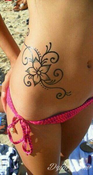 Erotyczne i intymne tatuaże przyciągające uwagę to zarówno symboliczne niewielkie grafiki jak i rozbudowane obrazy ulokowane pod piersiami, na udach czy w miejscach intymnych. Seksowne tatuaże nie muszą się jednak ograniczać wyłącznie do tych lokalizacji. 