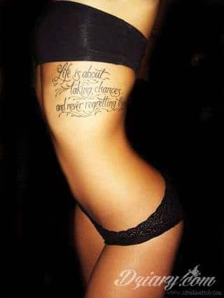 Erotyczne i intymne tatuaże przyciągające uwagę to zarówno symboliczne niewielkie grafiki jak i rozbudowane obrazy ulokowane pod piersiami, na udach czy w miejscach intymnych. Seksowne tatuaże nie muszą się jednak ograniczać wyłącznie do tych lokalizacji. 