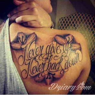 Erotyczne i intymne tatuaże przyciągające uwagę to zarówno symboliczne niewielkie grafiki jak i rozbudowane obrazy ulokowane pod piersiami, na udach czy w miejscach intymnych. Seksowne tatuaże nie muszą się jednak ograniczać wyłącznie do tych lokalizacji. 