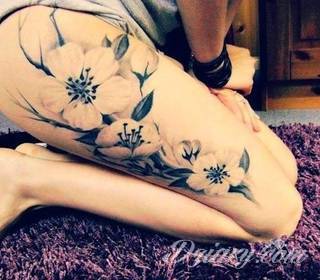 Erotyczne i intymne tatuaże przyciągające uwagę to zarówno symboliczne niewielkie grafiki jak i rozbudowane obrazy ulokowane pod piersiami, na udach czy w miejscach intymnych. Seksowne tatuaże nie muszą się jednak ograniczać wyłącznie do tych lokalizacji. 